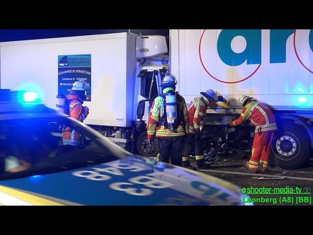 LKW-UNFALL - [Feuerwehr befreit eingeklemmten Fahrer] - TECHNISCHE HILFELEISTUNG - [E]