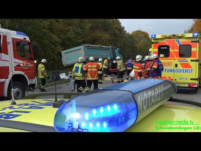 [PKW CONTRA LKW - PERSON EINGEKLEMMT] - Technische Hilfeleistung mit Befreiung | [E]